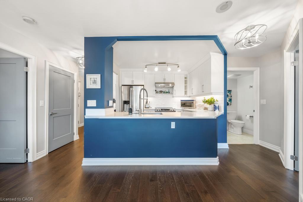 1101-442 Maple Avenue, Burlington, ON - Indoor Photo Showing Kitchen With Upgraded Kitchen