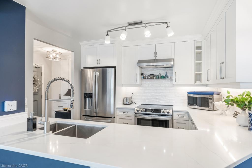1101-442 Maple Avenue, Burlington, ON - Indoor Photo Showing Kitchen With Double Sink With Upgraded Kitchen