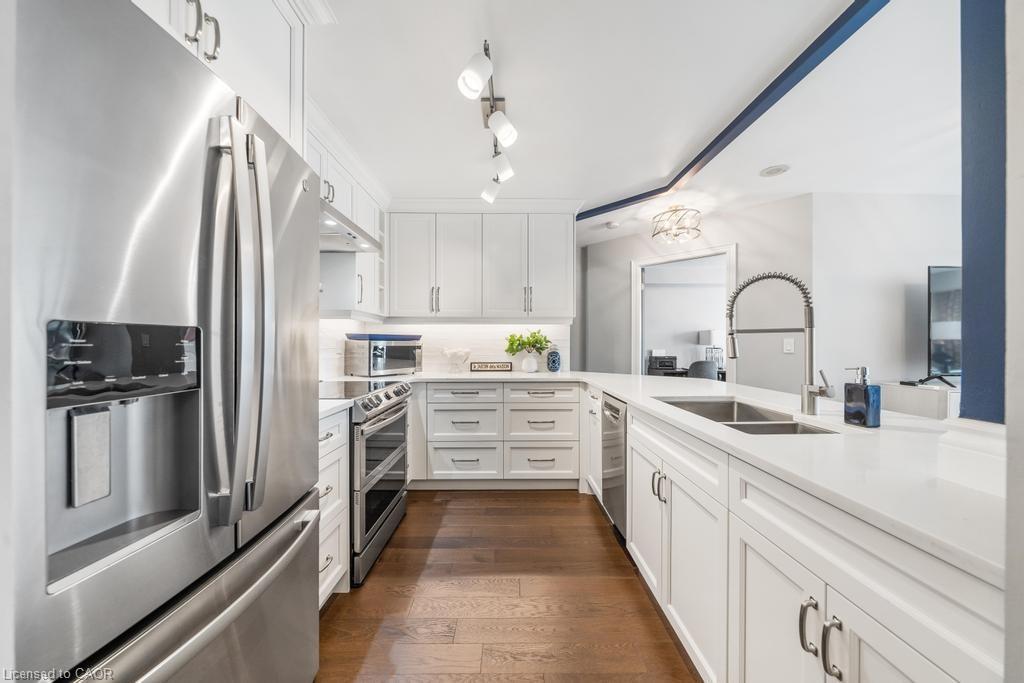 1101-442 Maple Avenue, Burlington, ON - Indoor Photo Showing Kitchen With Double Sink With Upgraded Kitchen