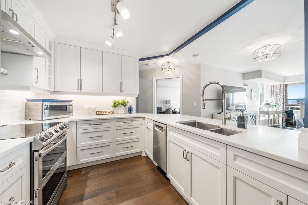 1101-442 Maple Avenue, Burlington, ON - Indoor Photo Showing Kitchen With Double Sink With Upgraded Kitchen