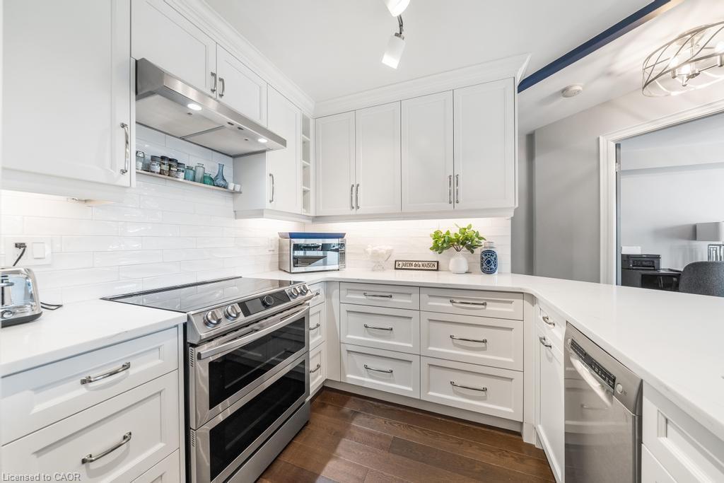 1101-442 Maple Avenue, Burlington, ON - Indoor Photo Showing Kitchen With Upgraded Kitchen