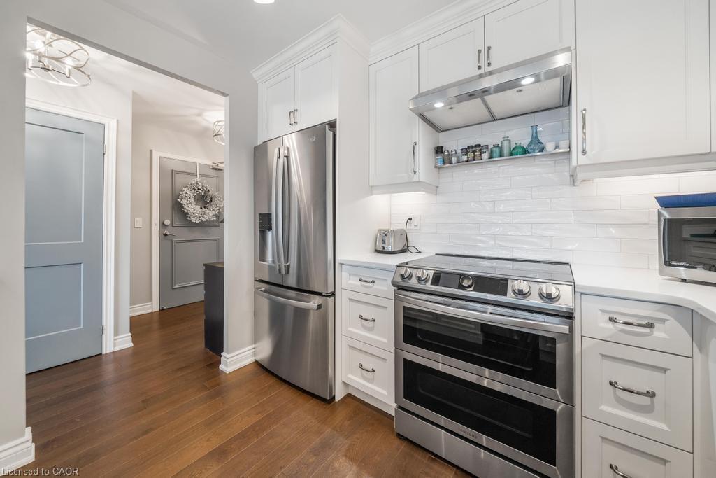 1101-442 Maple Avenue, Burlington, ON - Indoor Photo Showing Kitchen With Upgraded Kitchen