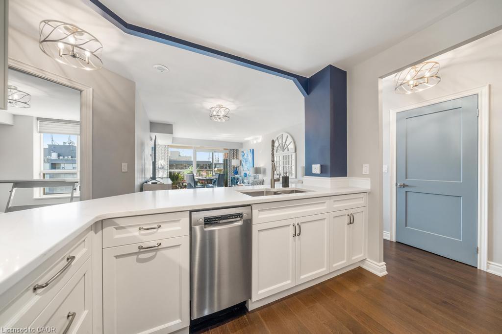 1101-442 Maple Avenue, Burlington, ON - Indoor Photo Showing Kitchen With Double Sink