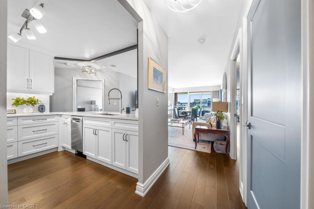 1101-442 Maple Avenue, Burlington, ON - Indoor Photo Showing Kitchen With Upgraded Kitchen