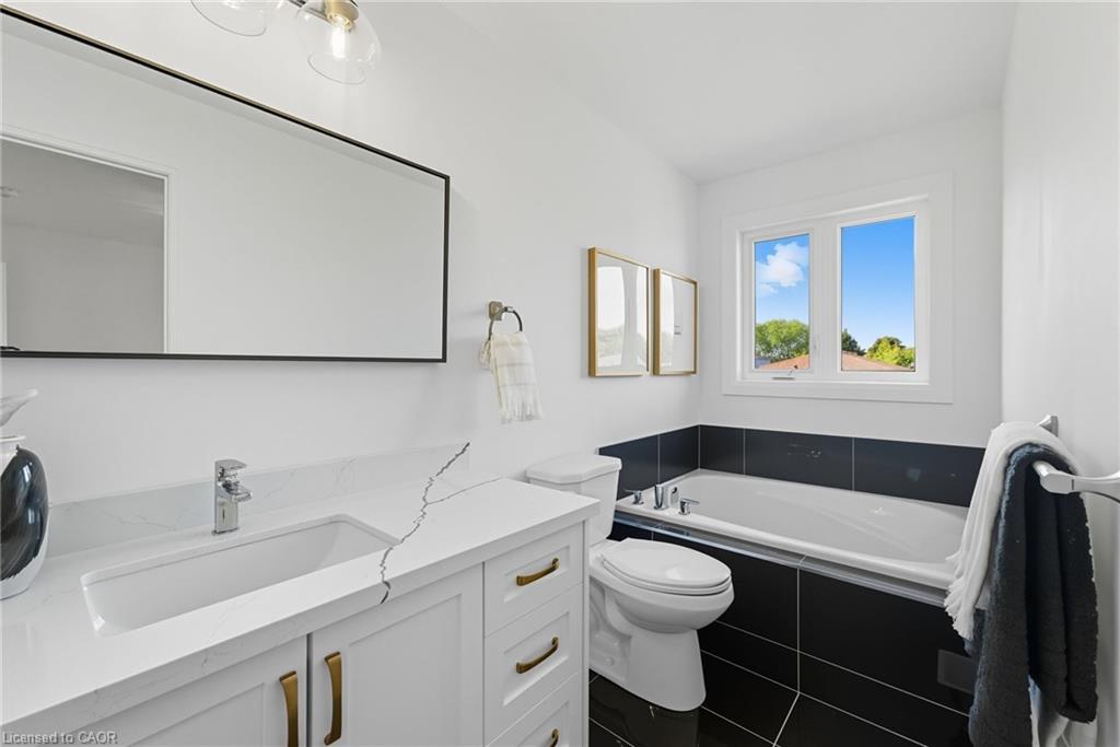 161 Pike Creek Drive, Cayuga, ON - Indoor Photo Showing Bathroom