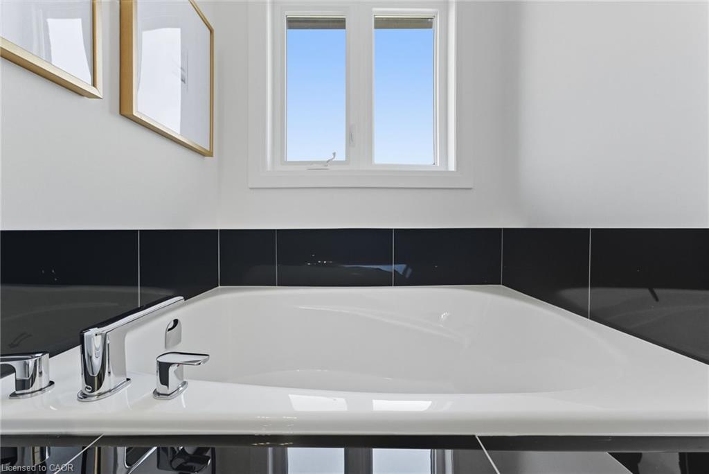 161 Pike Creek Drive, Cayuga, ON - Indoor Photo Showing Bathroom