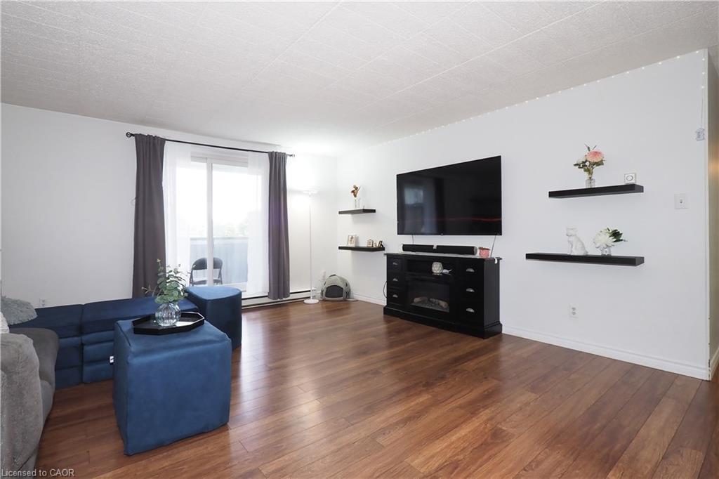 206-6 Walton Avenue, Kitchener, ON - Indoor Photo Showing Living Room