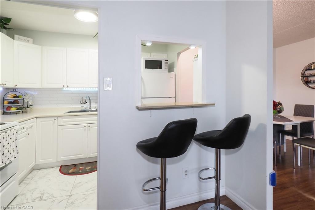 206-6 Walton Avenue, Kitchener, ON - Indoor Photo Showing Kitchen