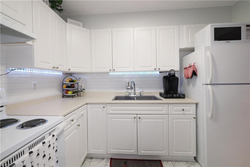 206-6 Walton Avenue, Kitchener, ON - Indoor Photo Showing Kitchen