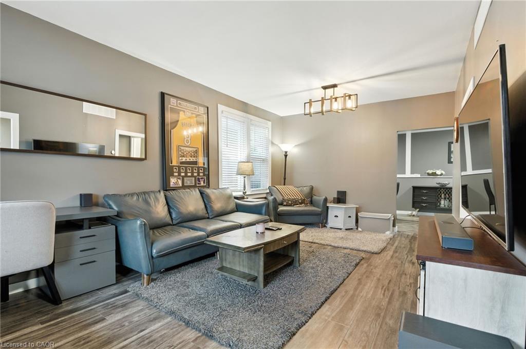 85 Crosthwaite Avenue N, Hamilton, ON - Indoor Photo Showing Living Room