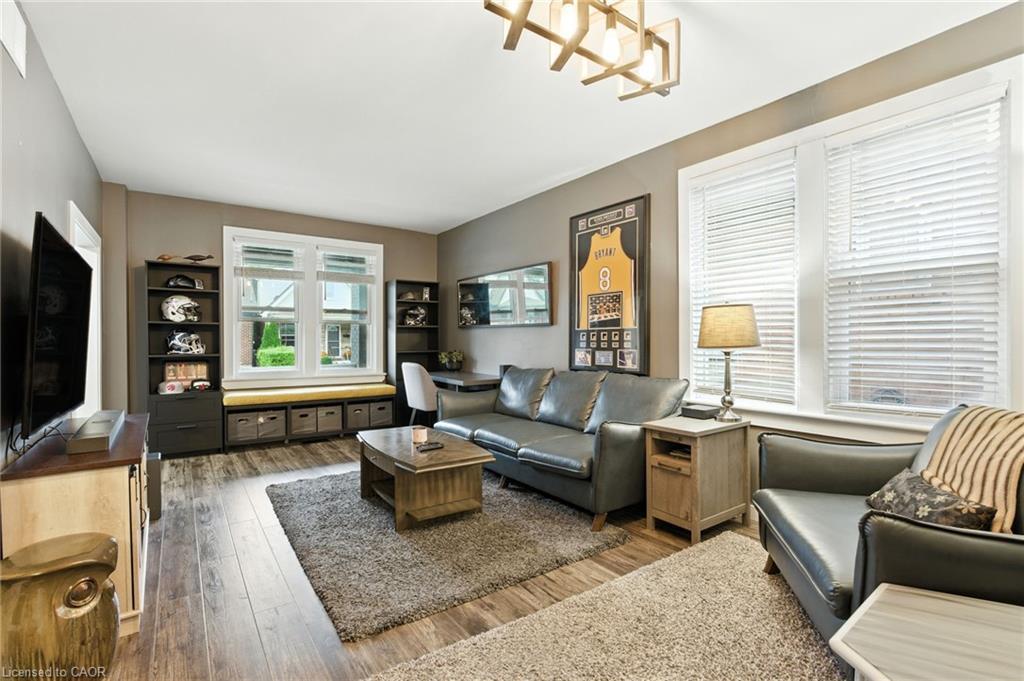 85 Crosthwaite Avenue N, Hamilton, ON - Indoor Photo Showing Living Room