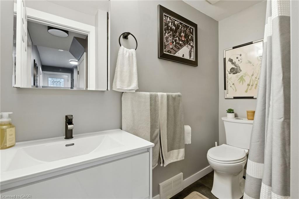 85 Crosthwaite Avenue N, Hamilton, ON - Indoor Photo Showing Bathroom