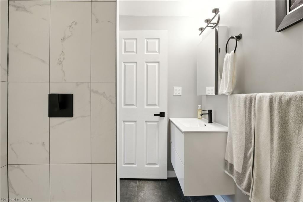 85 Crosthwaite Avenue N, Hamilton, ON - Indoor Photo Showing Bathroom