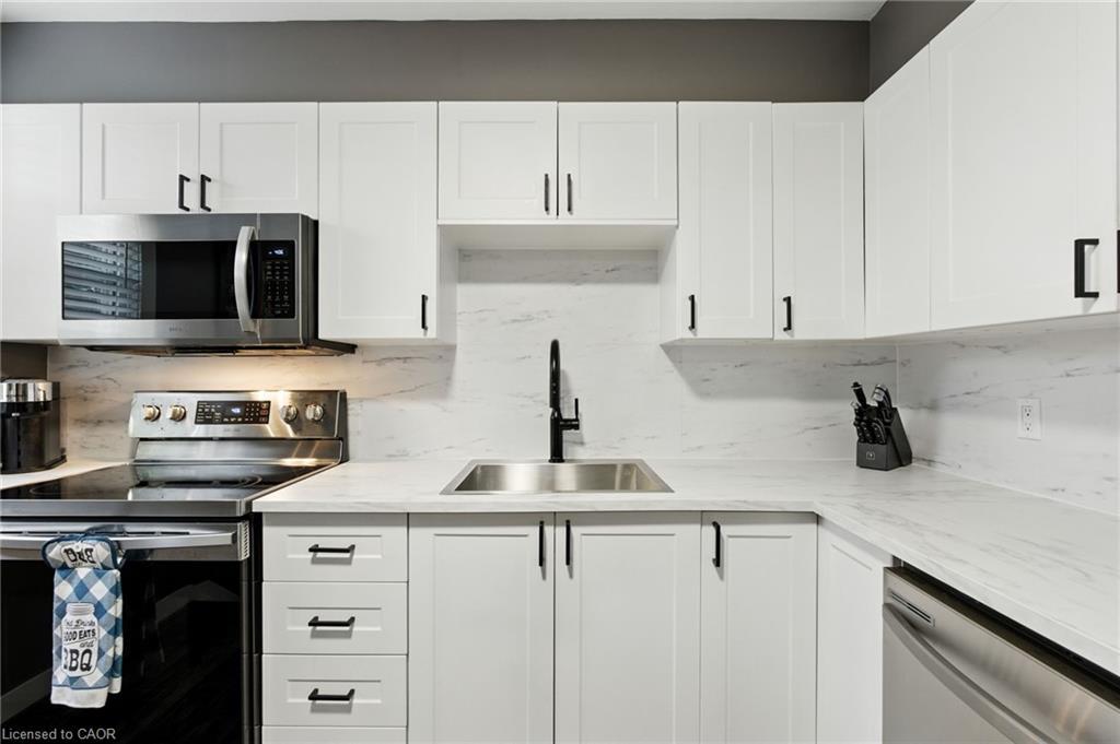 85 Crosthwaite Avenue N, Hamilton, ON - Indoor Photo Showing Kitchen