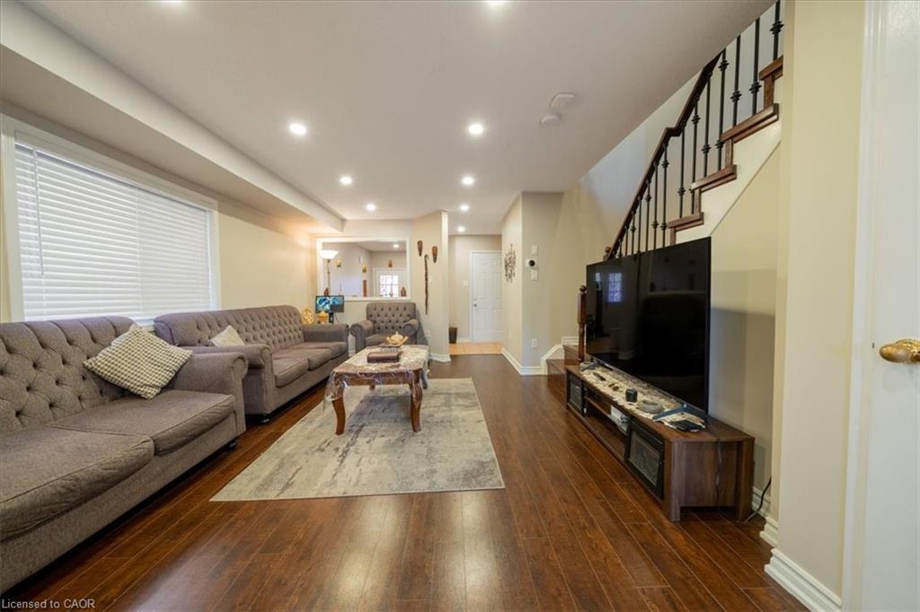 326 Albright Road, Brampton, ON - Indoor Photo Showing Living Room