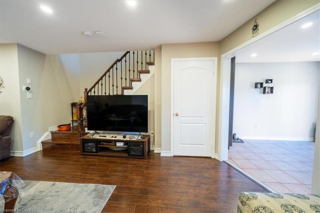 326 Albright Road, Brampton, ON - Indoor Photo Showing Living Room