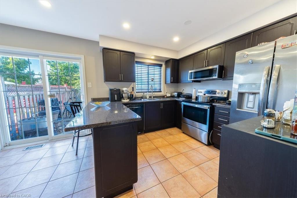 326 Albright Road, Brampton, ON - Indoor Photo Showing Kitchen With Double Sink