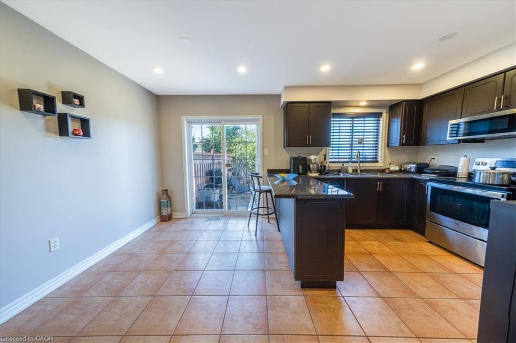 326 Albright Road, Brampton, ON - Indoor Photo Showing Kitchen