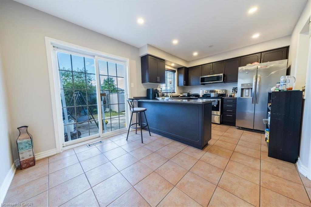326 Albright Road, Brampton, ON - Indoor Photo Showing Kitchen