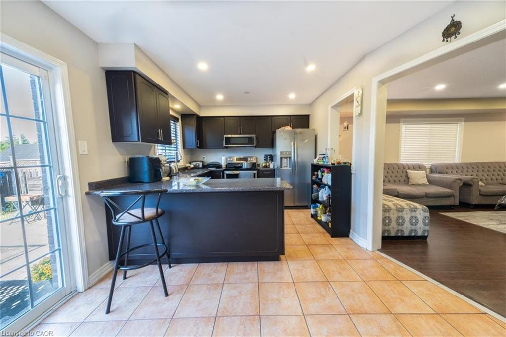 326 Albright Road, Brampton, ON - Indoor Photo Showing Kitchen