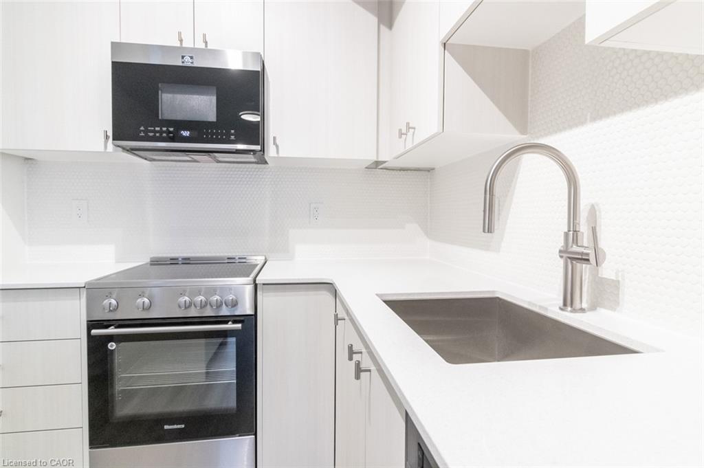 1810-15 Wellington Street S, Kitchener, ON - Indoor Photo Showing Kitchen