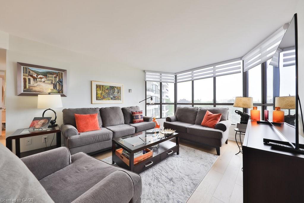 606-1333 Bloor Street, Mississauga, ON - Indoor Photo Showing Living Room