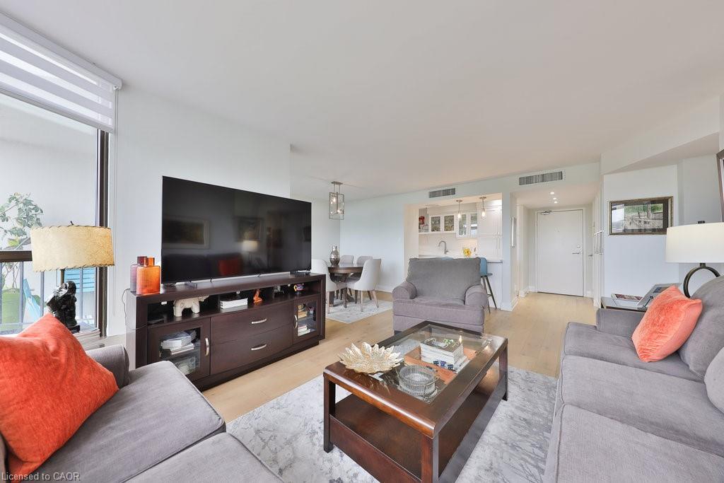606-1333 Bloor Street, Mississauga, ON - Indoor Photo Showing Living Room