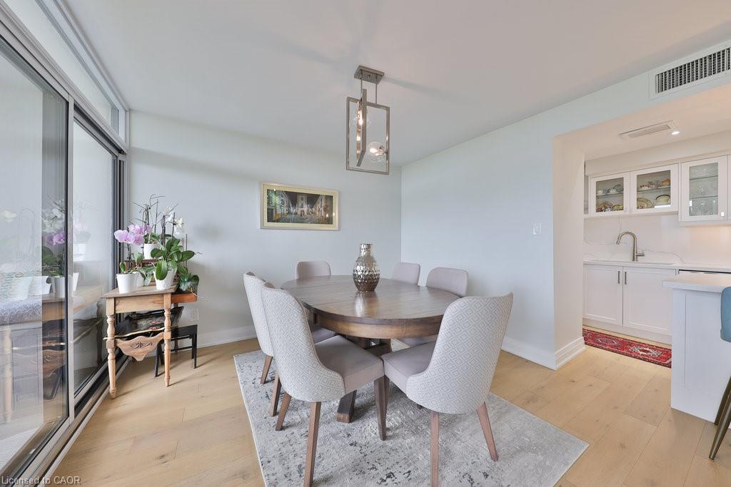 606-1333 Bloor Street, Mississauga, ON - Indoor Photo Showing Dining Room