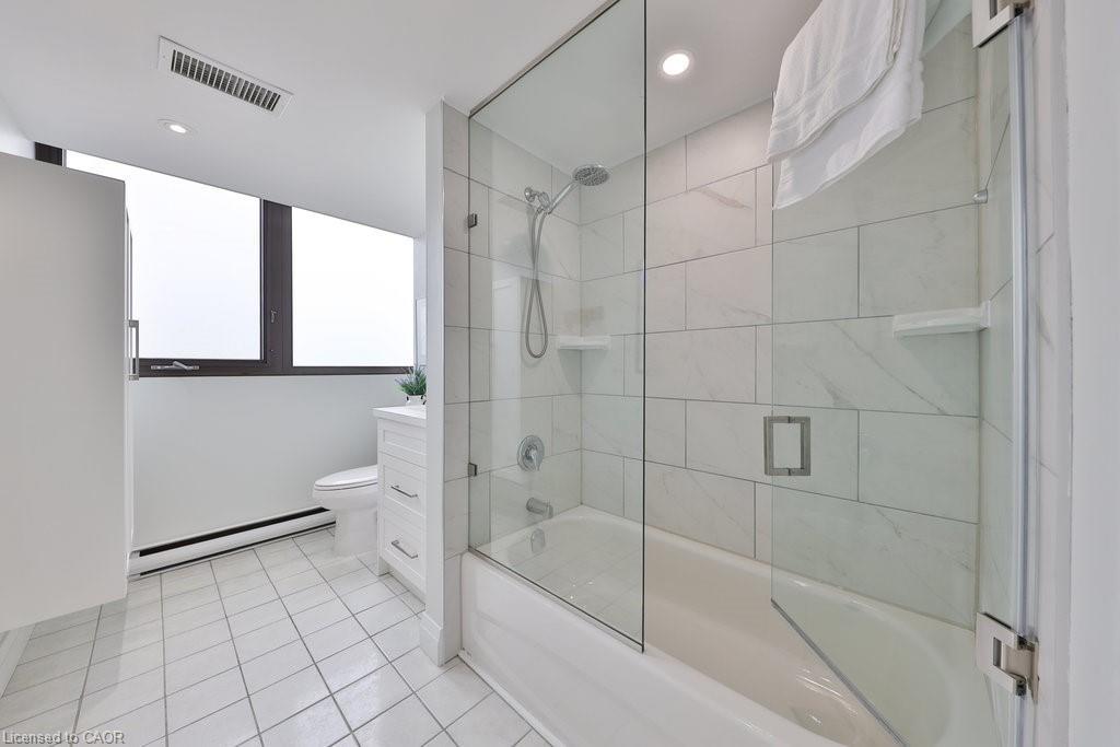 606-1333 Bloor Street, Mississauga, ON - Indoor Photo Showing Bathroom