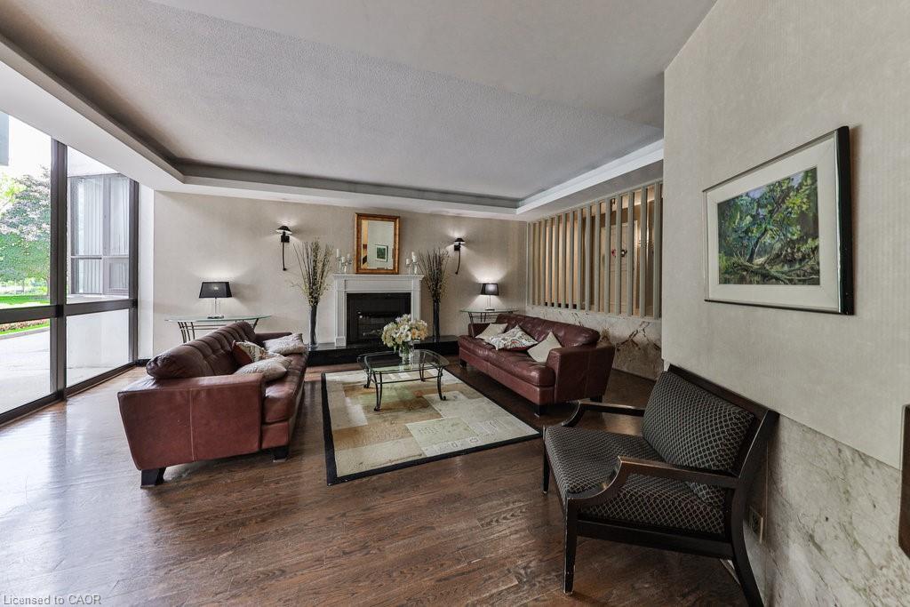 606-1333 Bloor Street, Mississauga, ON - Indoor Photo Showing Living Room