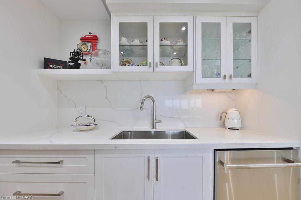 606-1333 Bloor Street, Mississauga, ON - Indoor Photo Showing Kitchen