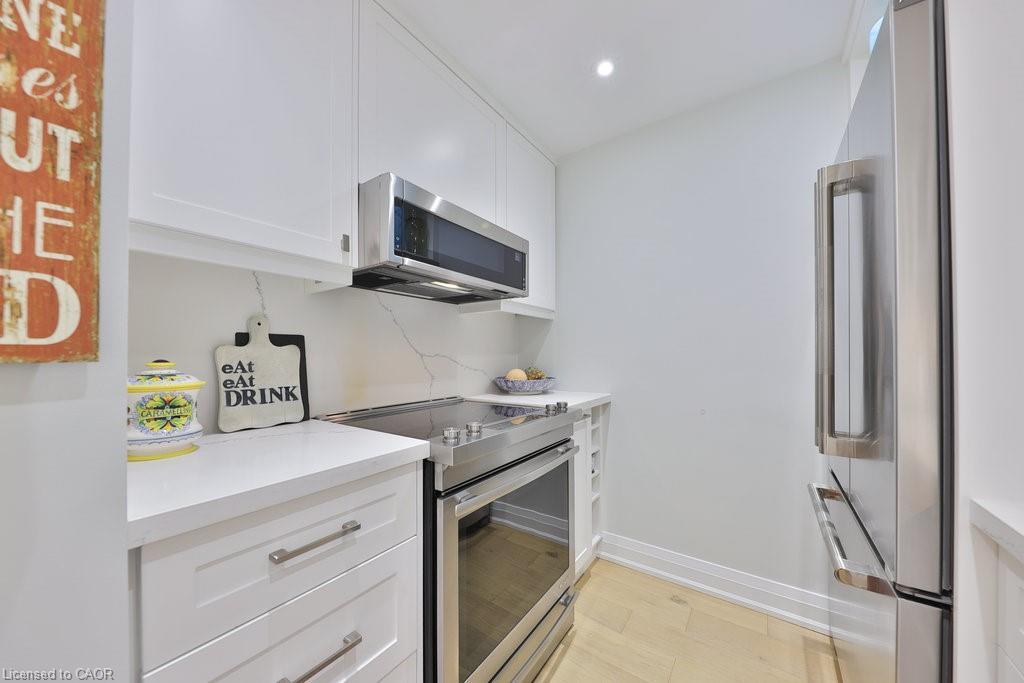 606-1333 Bloor Street, Mississauga, ON - Indoor Photo Showing Kitchen