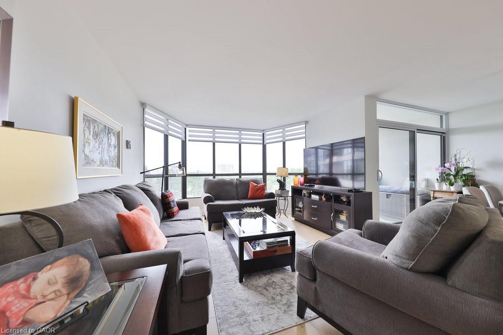 606-1333 Bloor Street, Mississauga, ON - Indoor Photo Showing Living Room