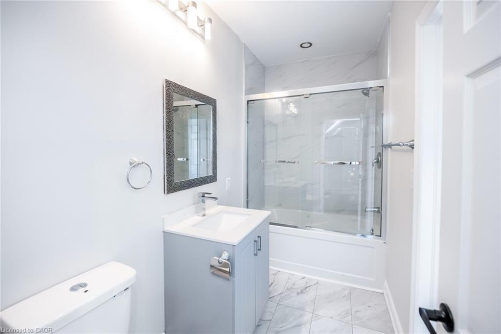 143 Glendale Avenue N, Hamilton, ON - Indoor Photo Showing Bathroom