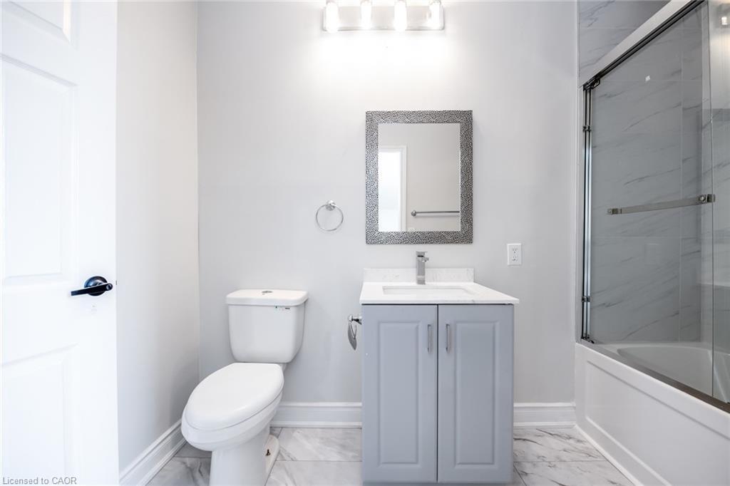 143 Glendale Avenue N, Hamilton, ON - Indoor Photo Showing Bathroom
