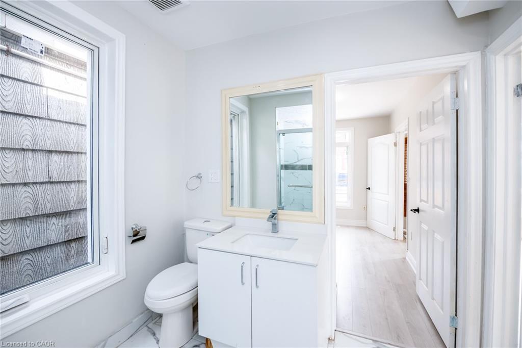 143 Glendale Avenue N, Hamilton, ON - Indoor Photo Showing Bathroom