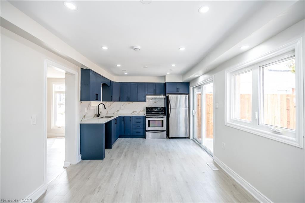 143 Glendale Avenue N, Hamilton, ON - Indoor Photo Showing Kitchen