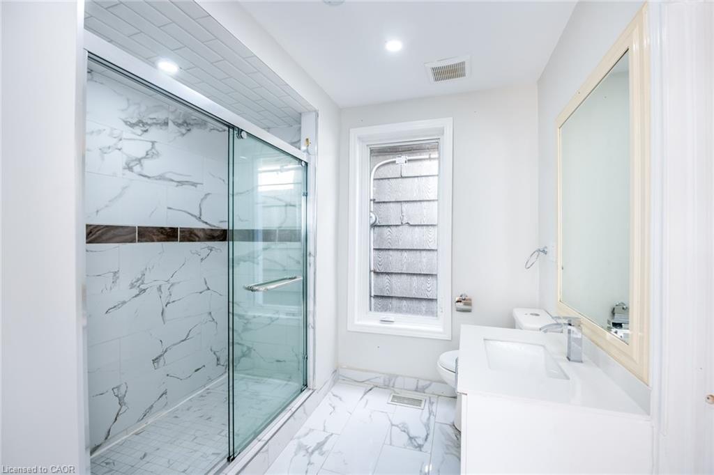 143 Glendale Avenue N, Hamilton, ON - Indoor Photo Showing Bathroom