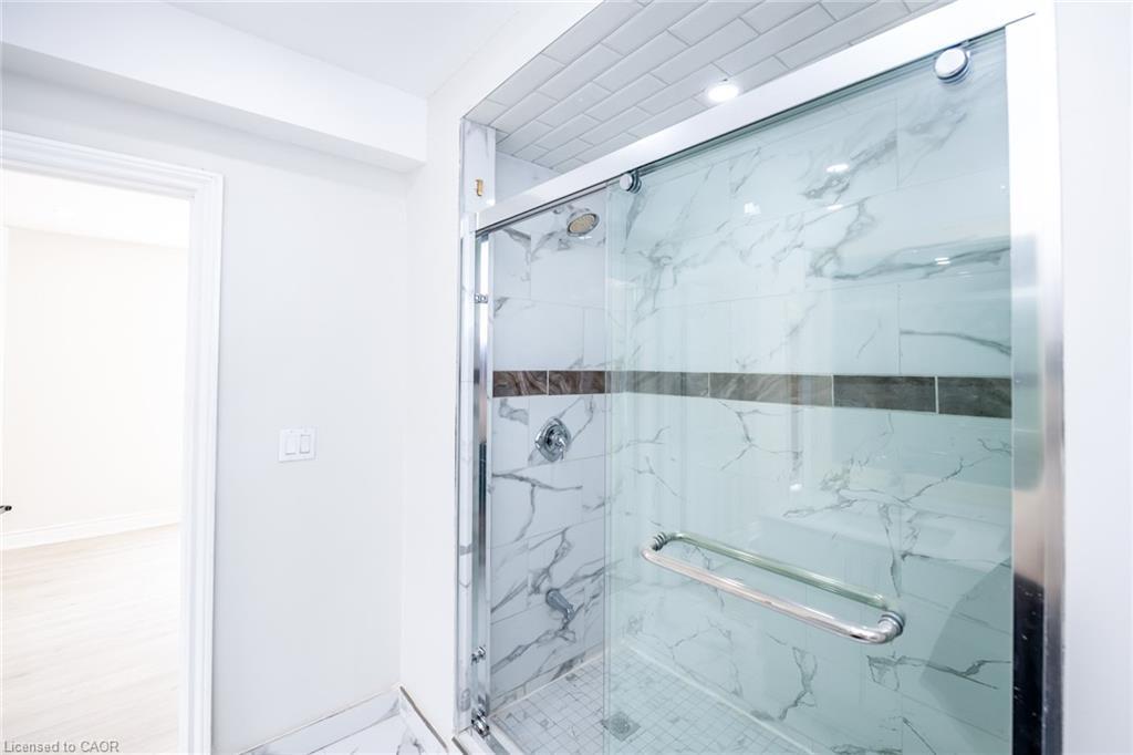 143 Glendale Avenue N, Hamilton, ON - Indoor Photo Showing Bathroom