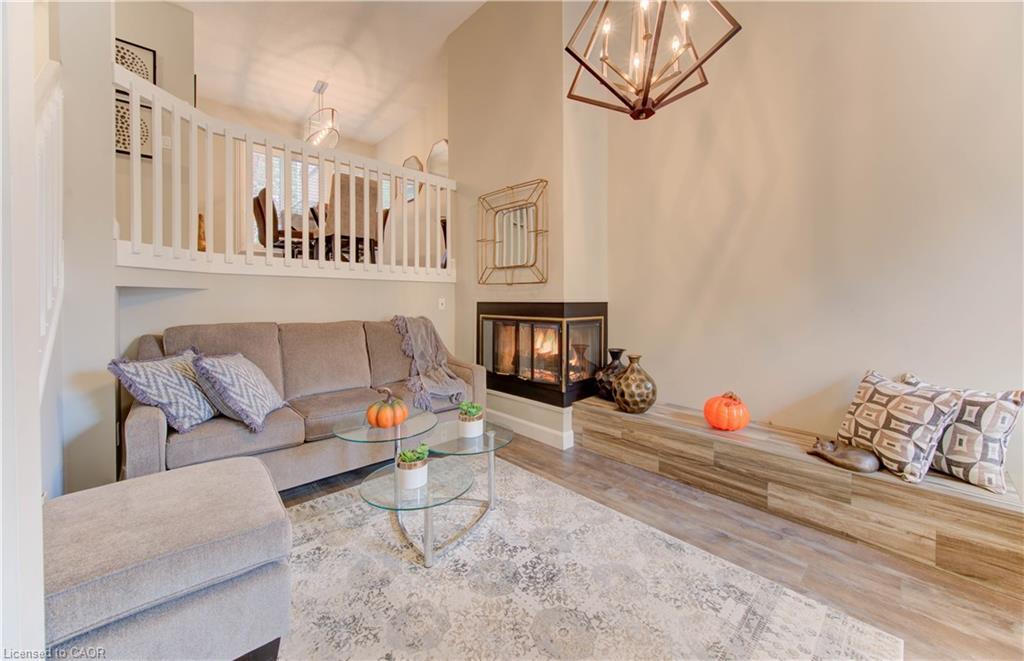 61-225 Benjamin Road, Waterloo, ON - Indoor Photo Showing Living Room