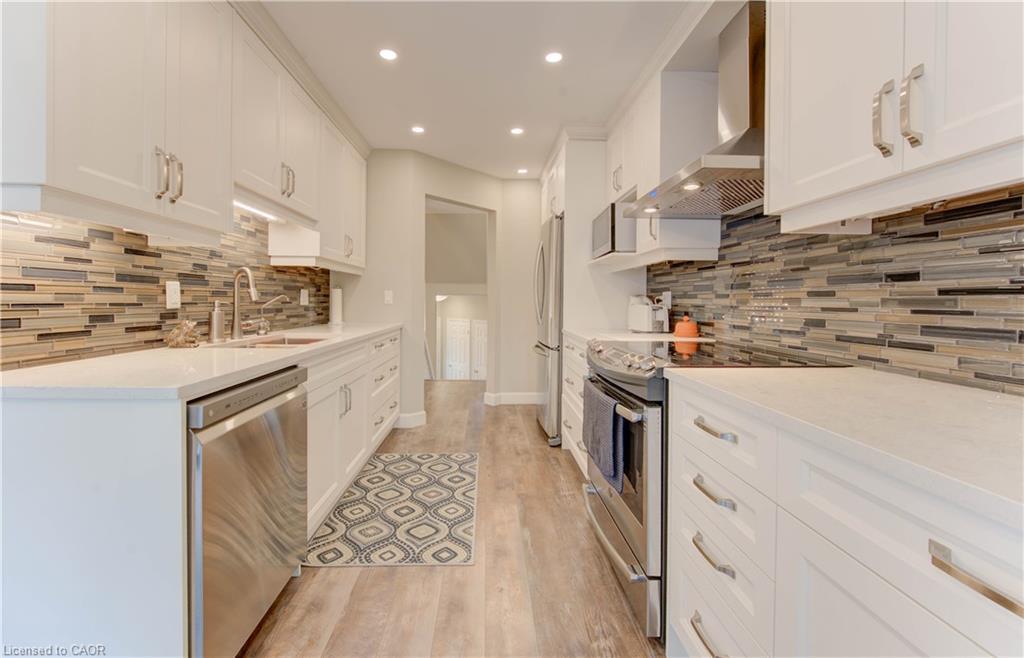 61-225 Benjamin Road, Waterloo, ON - Indoor Photo Showing Kitchen With Stainless Steel Kitchen With Upgraded Kitchen