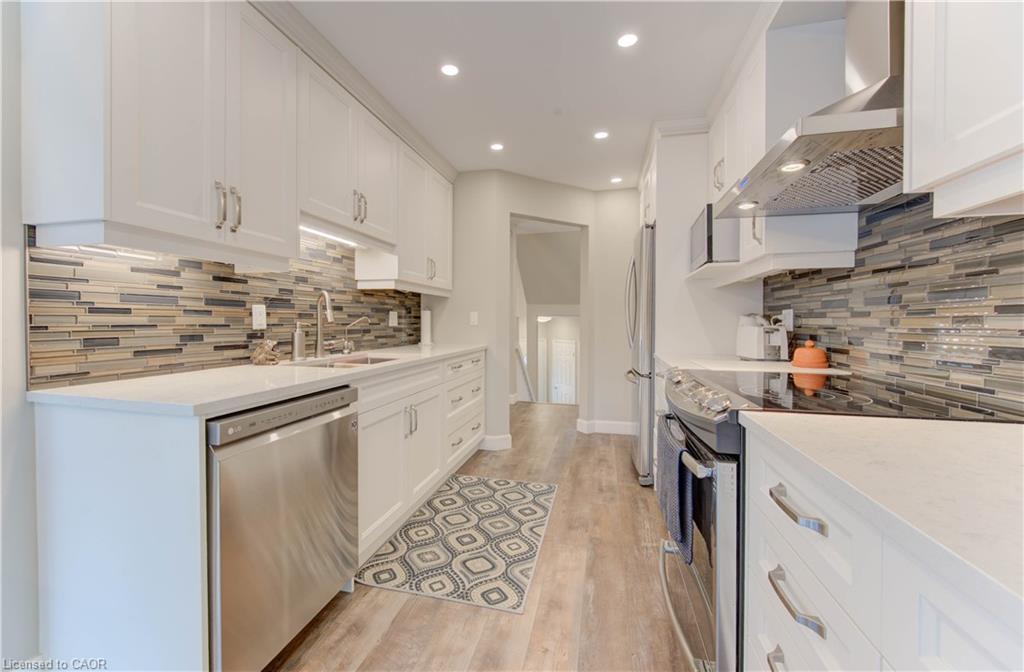 61-225 Benjamin Road, Waterloo, ON - Indoor Photo Showing Kitchen With Stainless Steel Kitchen With Upgraded Kitchen