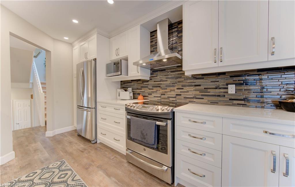 61-225 Benjamin Road, Waterloo, ON - Indoor Photo Showing Kitchen With Stainless Steel Kitchen With Upgraded Kitchen