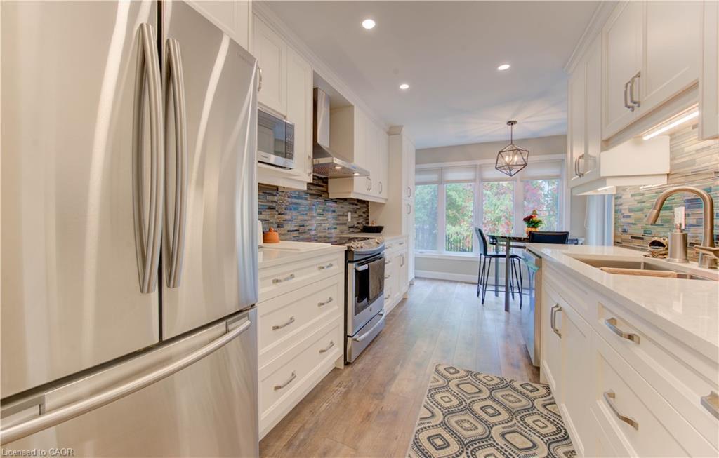 61-225 Benjamin Road, Waterloo, ON - Indoor Photo Showing Kitchen With Stainless Steel Kitchen With Double Sink With Upgraded Kitchen