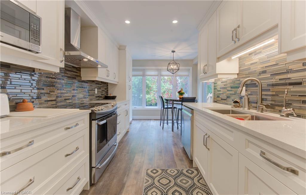 61-225 Benjamin Road, Waterloo, ON - Indoor Photo Showing Kitchen With Double Sink With Upgraded Kitchen