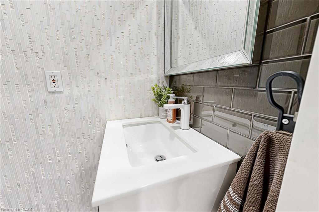 13127 27 Side Road, Halton Hills, ON - Indoor Photo Showing Bathroom