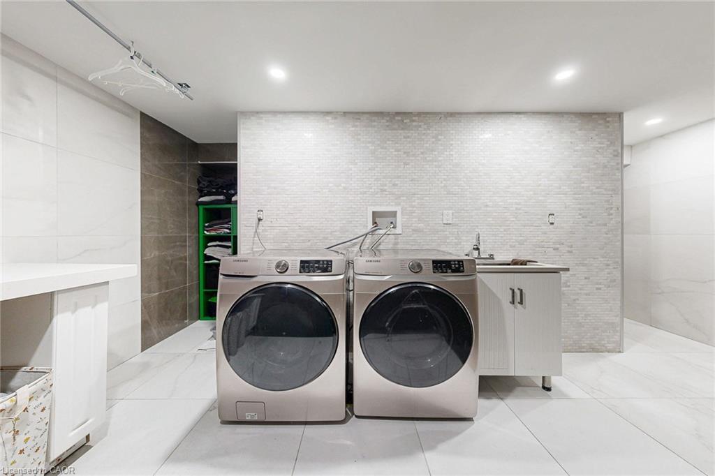 13127 27 Side Road, Halton Hills, ON - Indoor Photo Showing Laundry Room