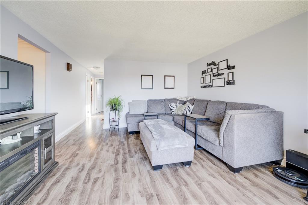 26 Cluthe Crescent, Kitchener, ON - Indoor Photo Showing Living Room