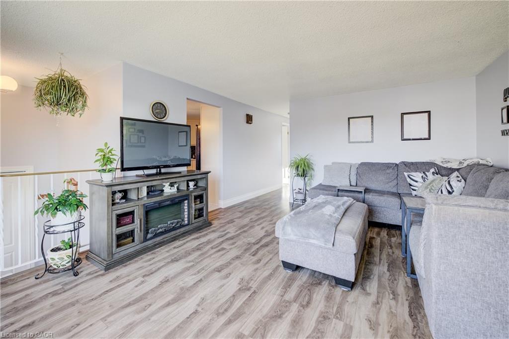 26 Cluthe Crescent, Kitchener, ON - Indoor Photo Showing Living Room