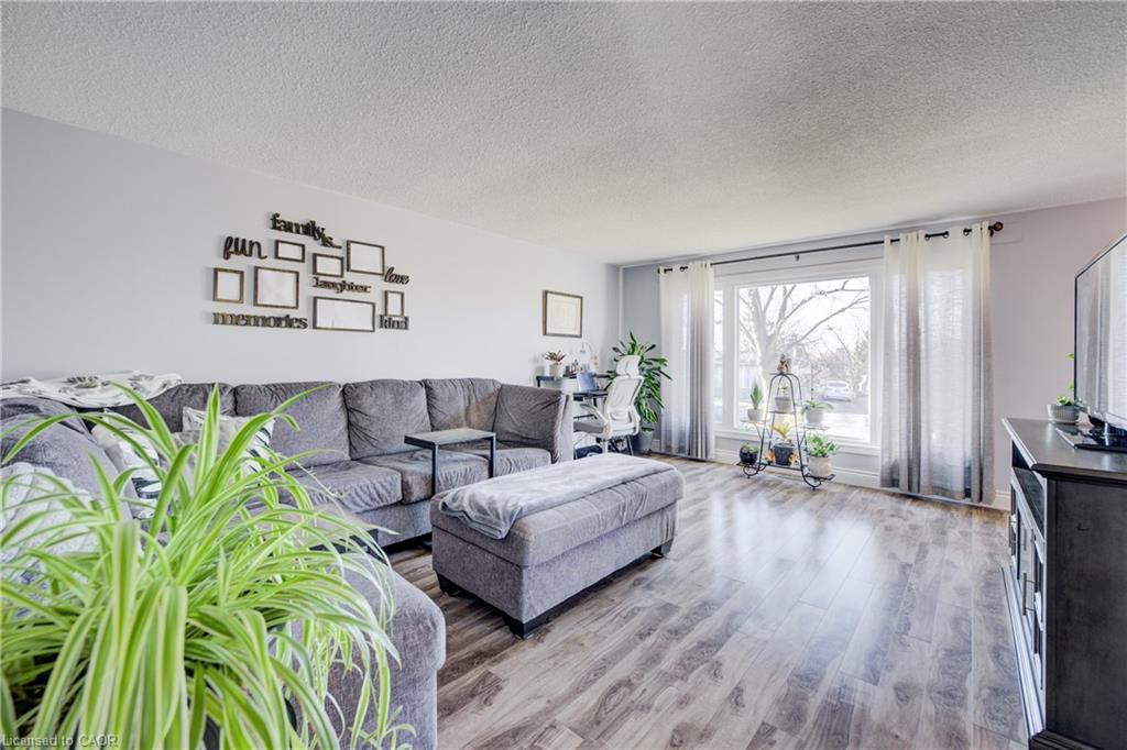 26 Cluthe Crescent, Kitchener, ON - Indoor Photo Showing Living Room